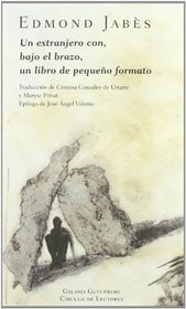 Un extranjero con, bajo el brazo, un libro de pequeno formato/ A Foreigner Carrying in the Crook of His Arm a Tiny Book (Spanish Edition)