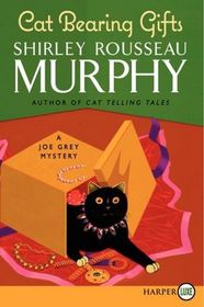 Cat Bearing Gifts (Joe Grey, Bk 18) (Larger Print)