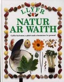 Llyfr Natur Ar Waith / My First Nature Book (English and Welsh Edition)