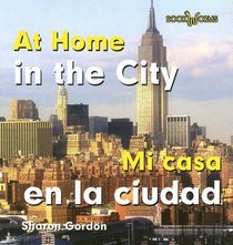 At Home in the City/mi Casa En La Ciudad (Bookworms) (Spanish Edition)