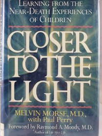 Closer to the Light: Learning from Children's Near-Death Experiences (Large Print)