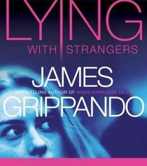 Lying With Strangers (Large Print)