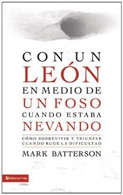 Con un len en medio de un foso: Cmo sobrevivir y triunfar cuando ruge la dificultad (Spanish Edition)