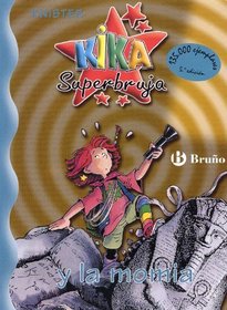 Kika superbruja y la momia/ Kika Super Witch and the Mummy (Spanish Edition)