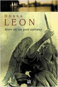 Mort en un pais estrany (Death in a Strange Country) (Guido Brunetti, Bk 2) (Catalan Valencian Edition)