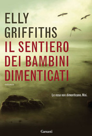 Il sentiero dei bambini dimenticati (The Crossing Places) (Ruth Galloway, Bk 1) (Italian Edition)
