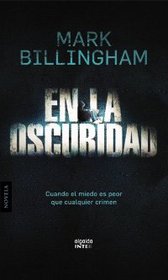 En la oscuridad/ In The Dark (Inter) (Spanish Edition)