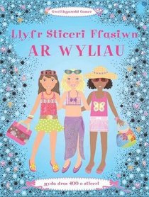 Llyfr Sticeri Ffasiwn: Ar Wyliau (Welsh Edition)