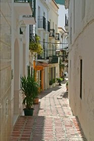 Sunny Alley in Marbella Spain Journal: 150 page lined notebook/diary