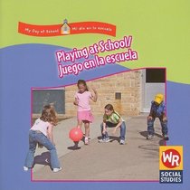 Playing at School/ Juego En La Escuela: Juego En La Escuela (My Day at School/ Mi Dia En La Escuela) (Spanish Edition)