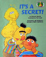 IT'S A SECRET! (Sesame Street Start-to-Read Books)