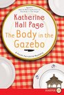 The Body in the Gazebo (Faith Fairchild, Bk 19) (Larger Print)
